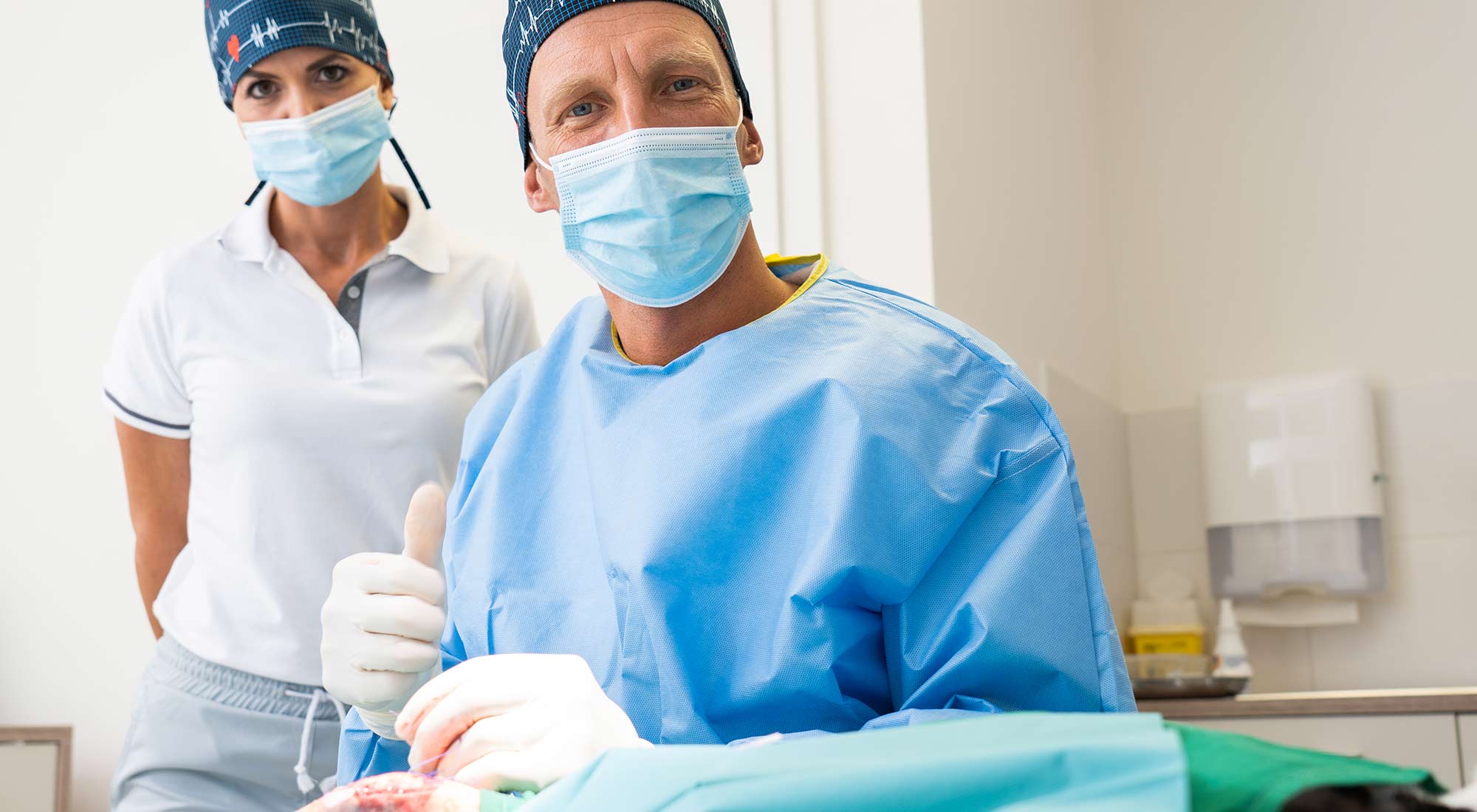 Kleintierchirurg Dr. Mario Sauer zeigt mit Daumen nach oben