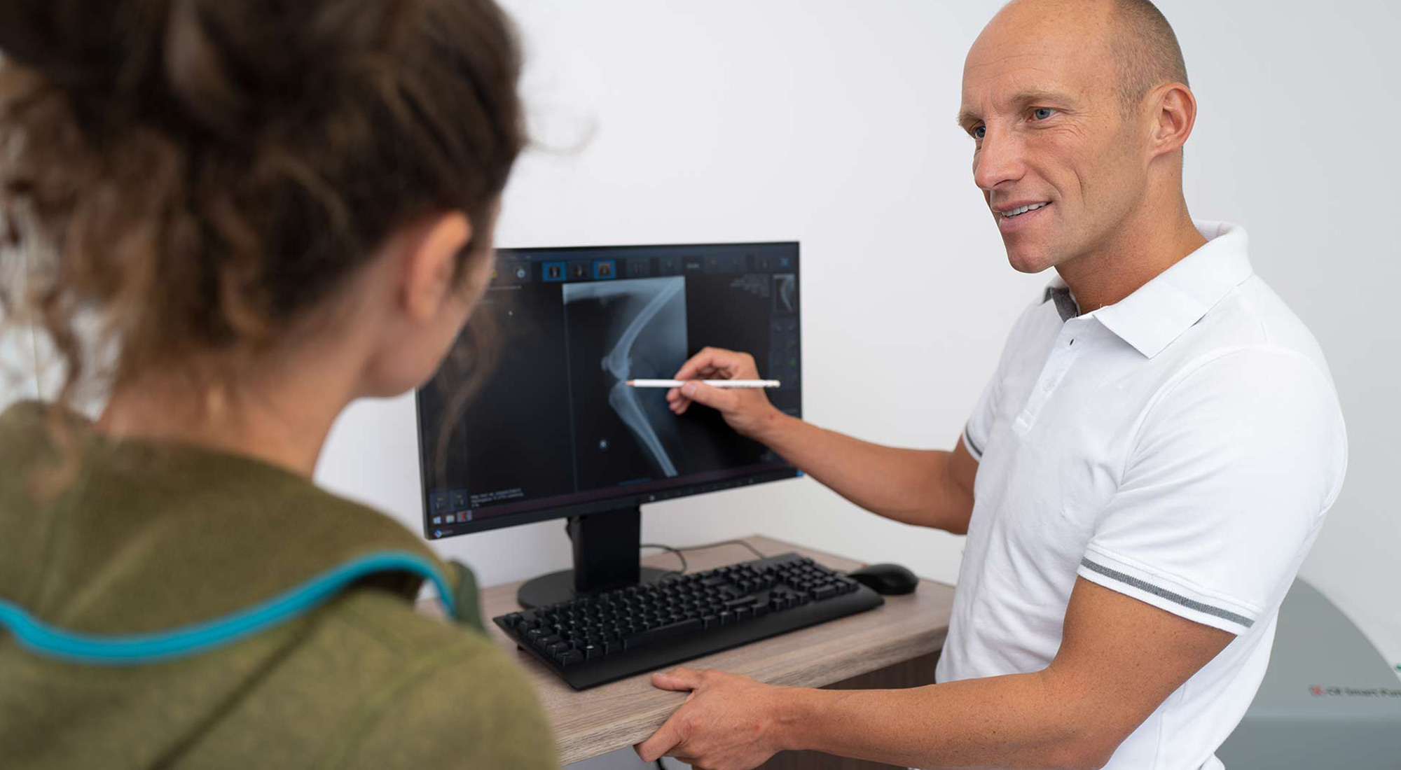 Dr. Mario Sauer zeigt ein Röntgenbild am PC